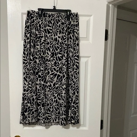 Elegant Black and White Floral Skirt - Picture 1 of 3